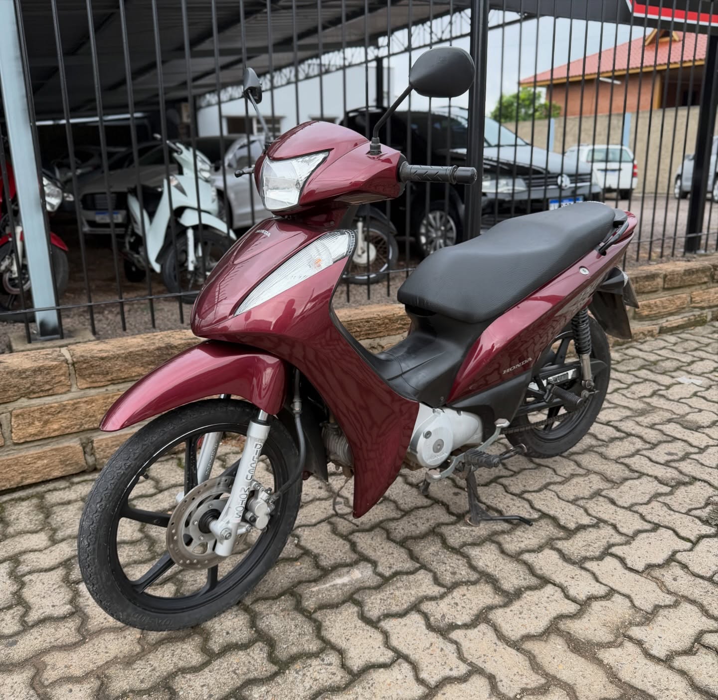Honda Biz 125 EX 2012 vinho, vista pela diagonal dianteira esquerda