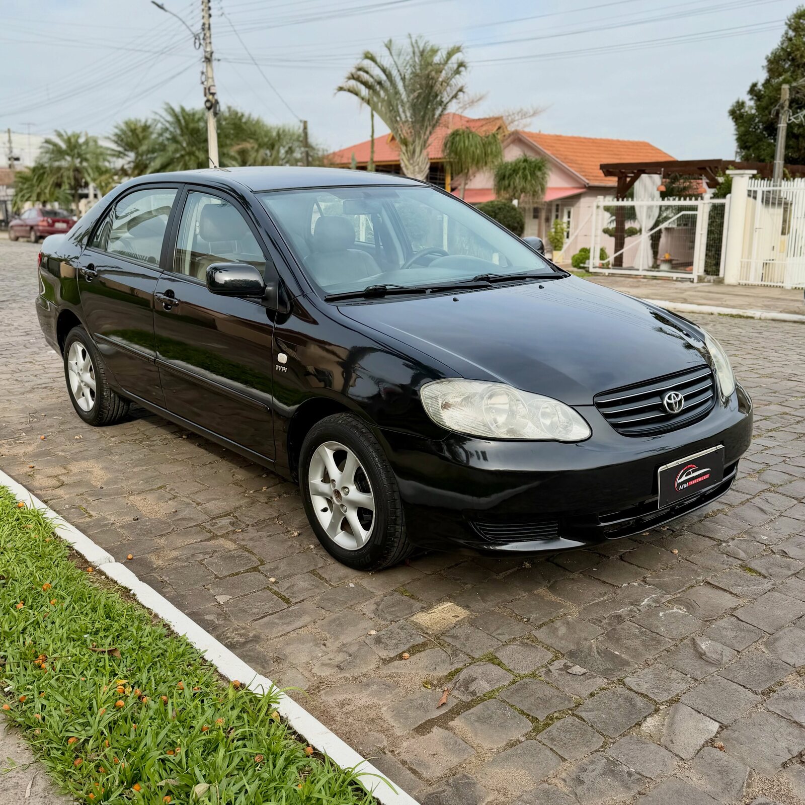 Corolla XEI 1.8 2003 preto, visto pela diagonal dianteira no mesmo sentido das capas do estoque