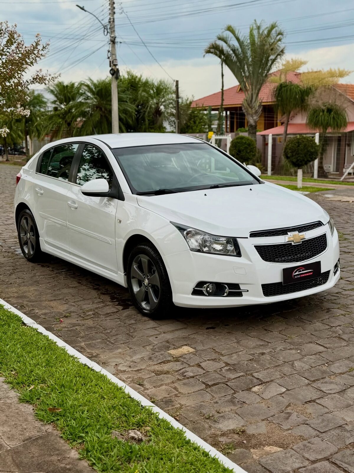 Chevrolet Cruze LT Hatch 2014 branco, visto pela diagonal dianteira no mesmo sentido das capas do estoque