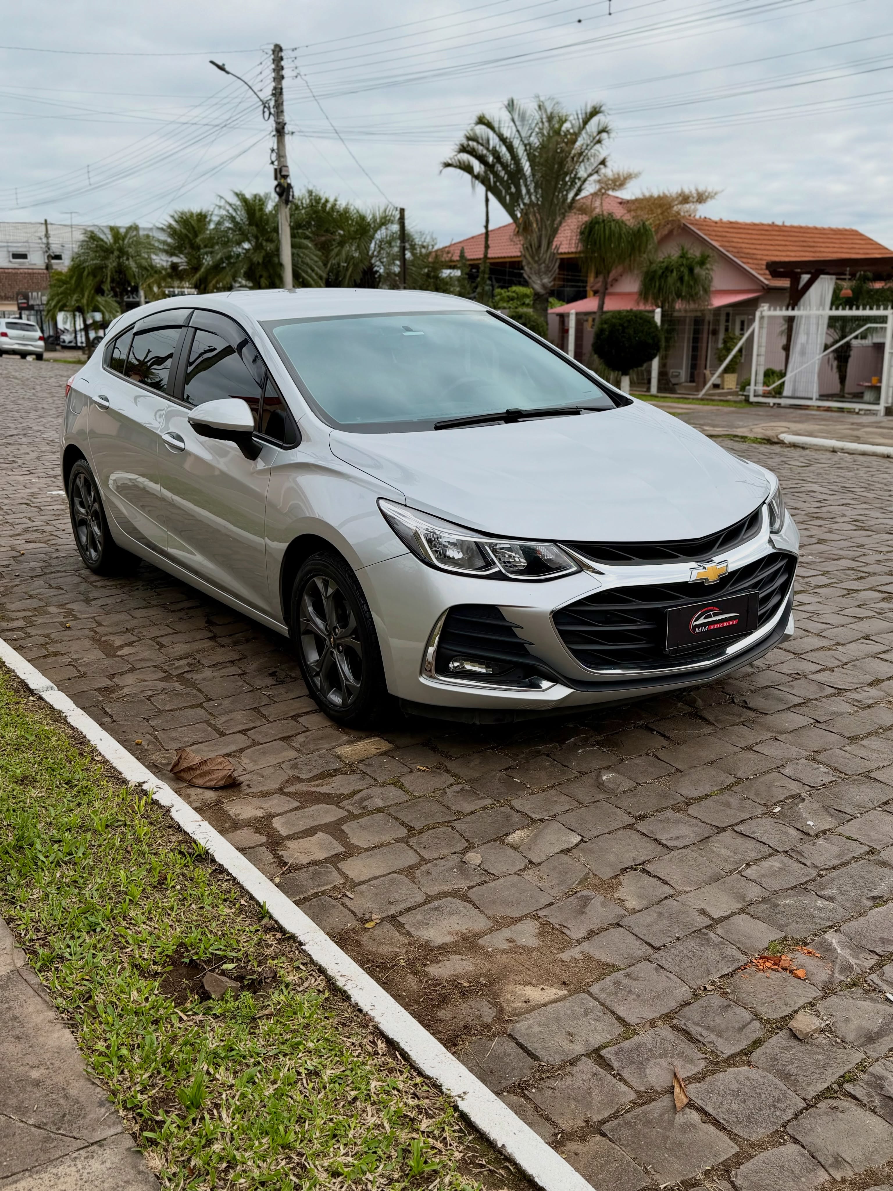 Chevrolet Cruze 1.4 Turbo 2020 prata, visto pela diagonal dianteira esquerda