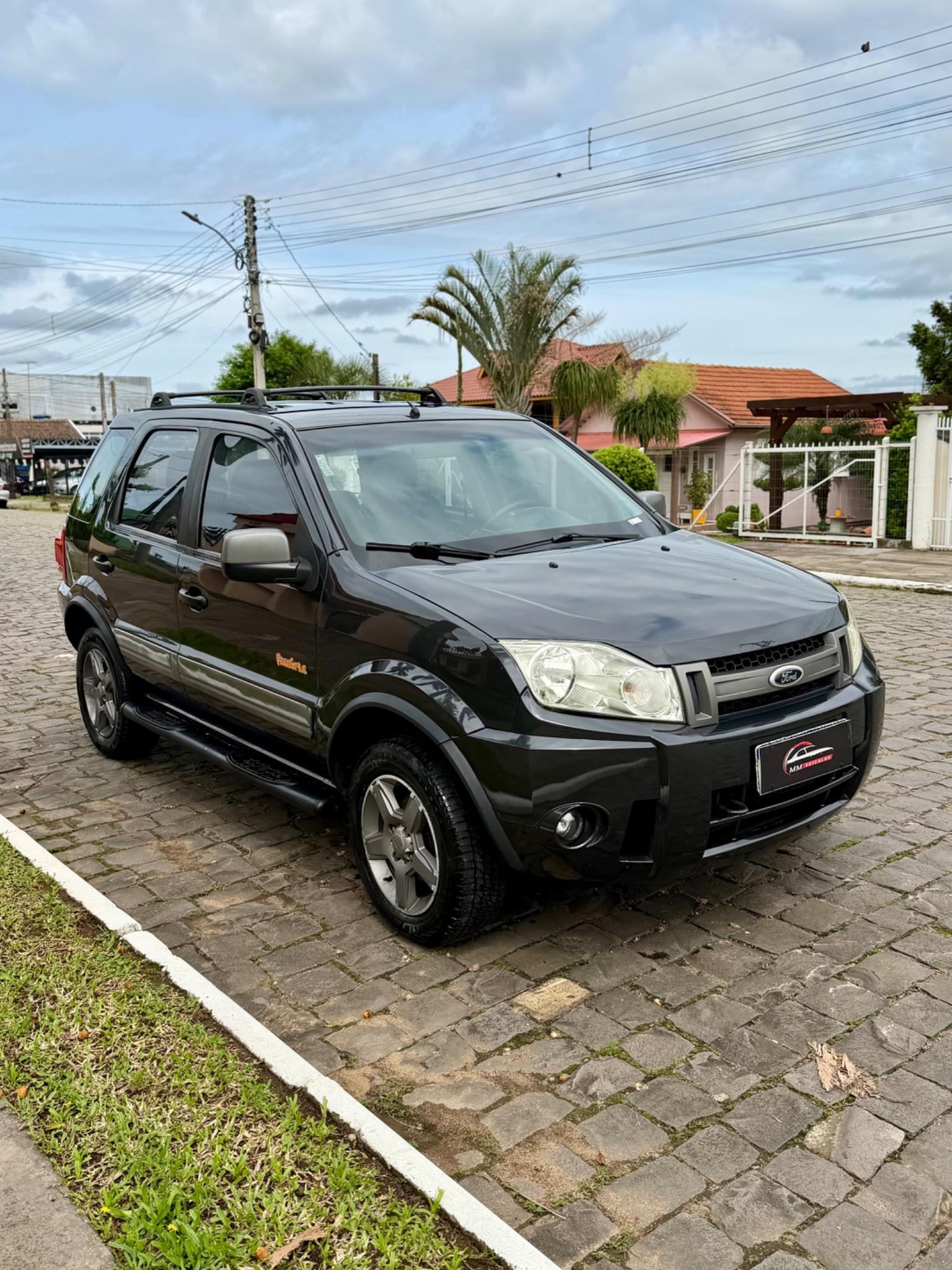 Ford EcoSport XLT 1.6 2009 preta, vista pela diagonal dianteira esquerda