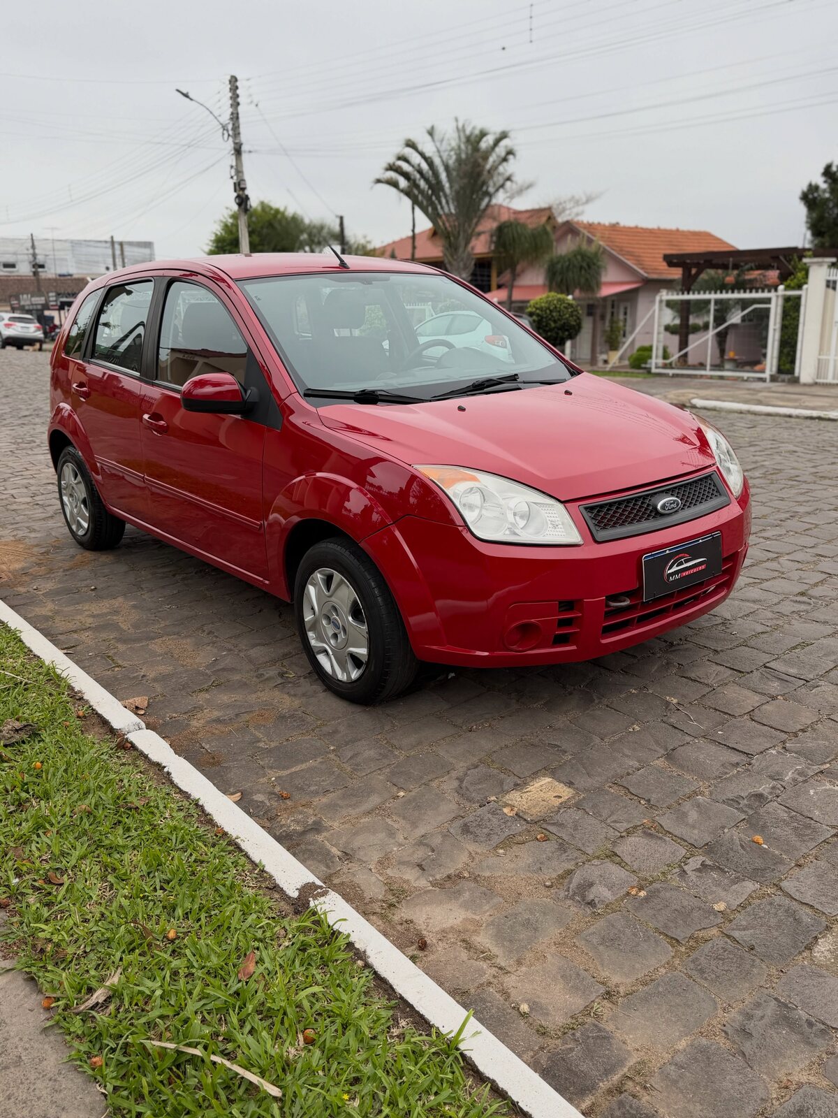 Fiesta Hatch 1.6 2009 vermelho, visto pela diagonal dianteira esquerda