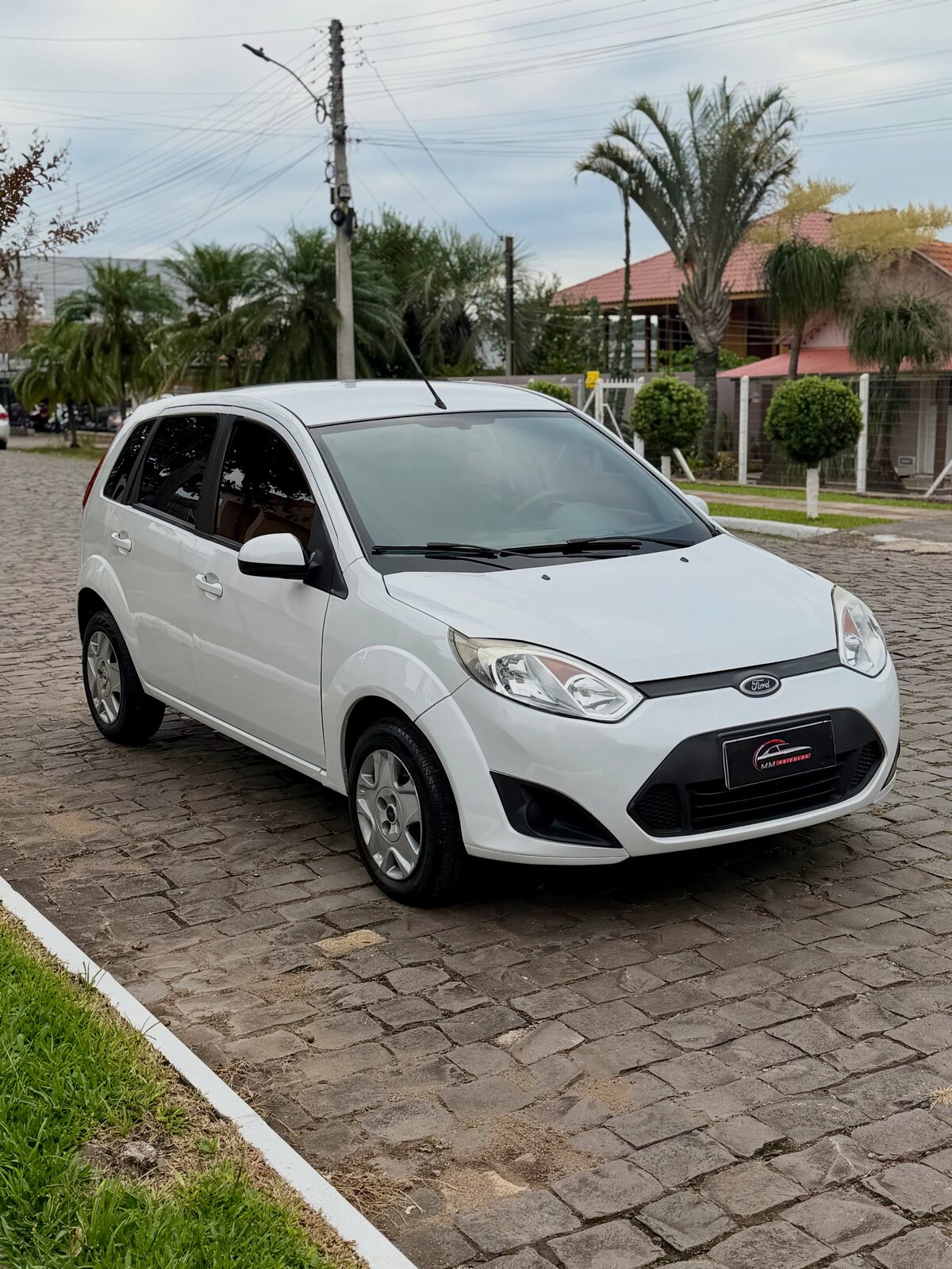 Fiesta Hatch 1.6 2014 branco, visto pela diagonal dianteira no mesmo sentido das capas do estoque