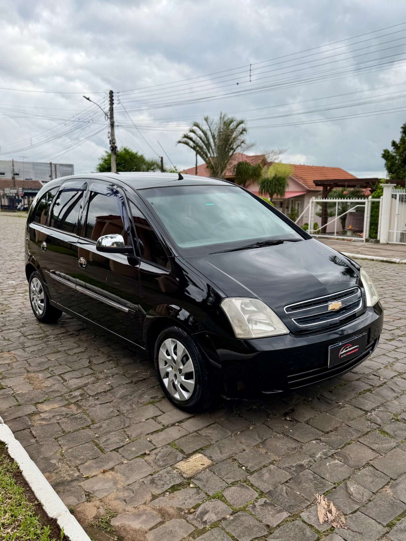 Chevrolet Meriva Joy 1.4 2010 preta, vista pela diagonal dianteira esquerda