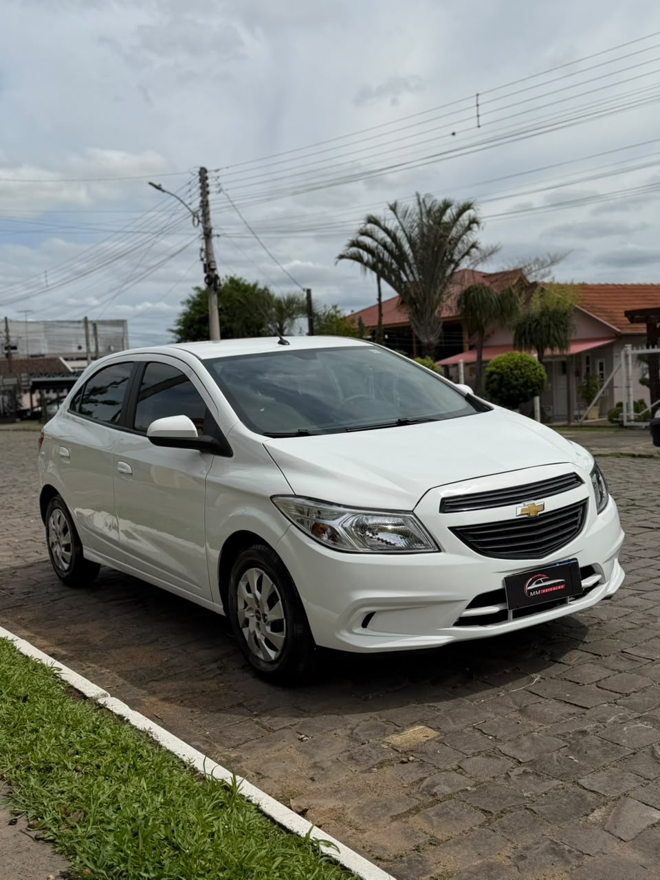 Chevrolet Onix 1.0 2019 branco, visto pela diagonal dianteira esquerda