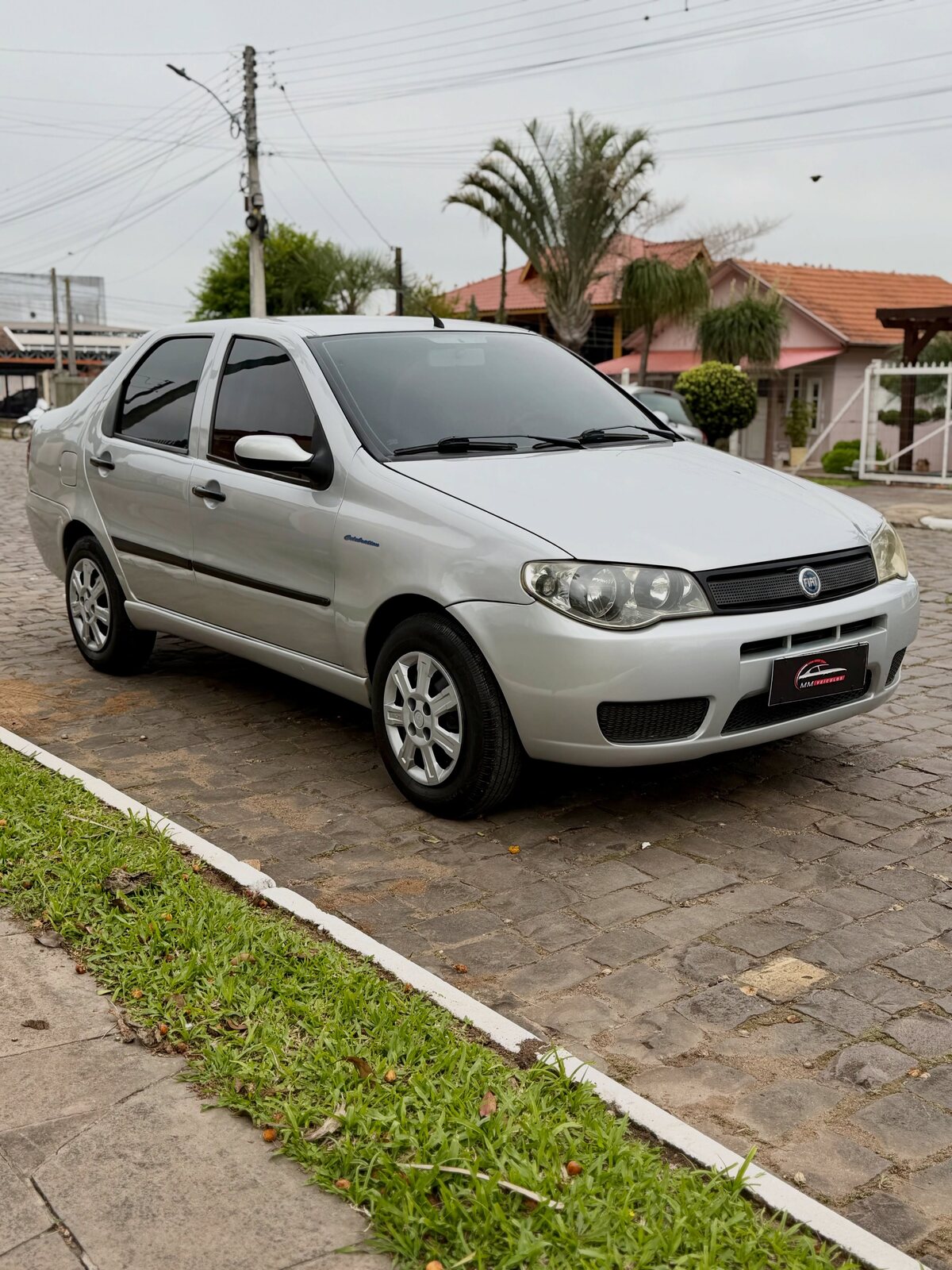 Siena 1.0 2008 prata, visto pela diagonal dianteira esquerda
